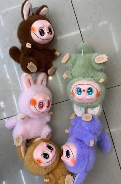 М'яка іграшка-брелок M 19490 (400) ЦІНА ЗА 1 ШТУКУ, герой, висота 15 см, гумове обличчя, металевий карабін, заводний механізм, голова, стопи та долоні обертаються на 360°