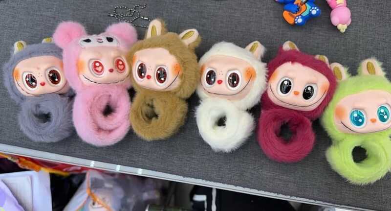 М`яка іграшка-браслет M 19787 (300) ЦІНА ЗА 1 ШТУКУ, підсвічування, пісенька англійською, чіпляється на руку, ВИДАЄТЬСЯ ТІЛЬКИ МІКС ВИДІВ