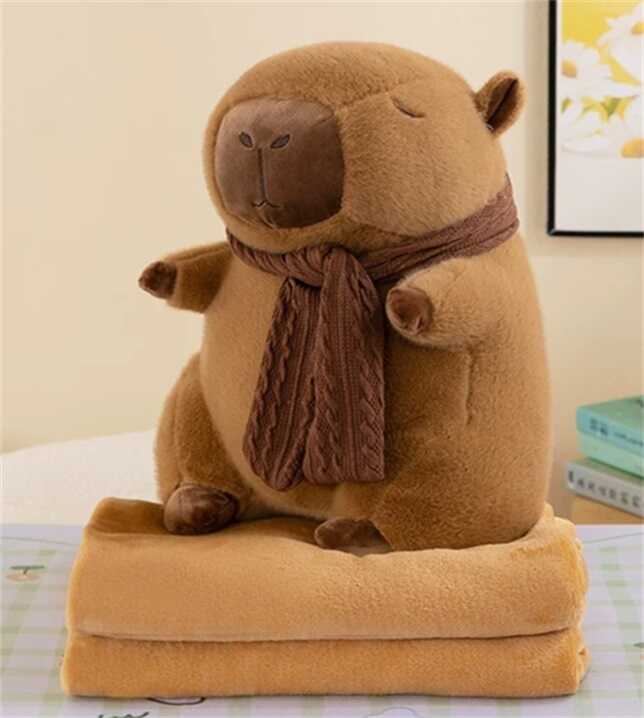 М’яка іграшка M 18206 (50) “Капібара”, висота: 40 см, плед: 105х175 см